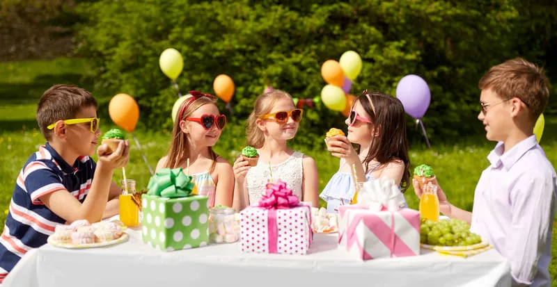 kids-eating-cupcakes-birthday-party-summer.jpg