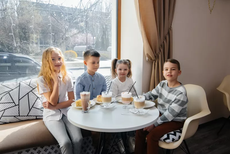 bol-saa-druznaa-kompania-detei-otmecaet-prazdnik-v-kafe-s-vkusnym-desertom.jpg